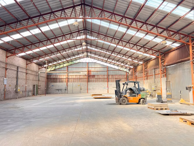 BODEGA CON AMPLIAS OFICINAS DE 1600 M2 SAN BERNARDO