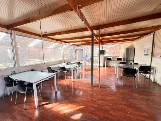BODEGA CON AMPLIAS OFICINAS DE 1600 M2 SAN BERNARDO
