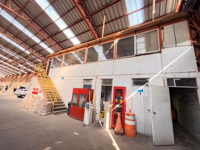 BODEGA CON AMPLIAS OFICINAS DE 1600 M2 SAN BERNARDO