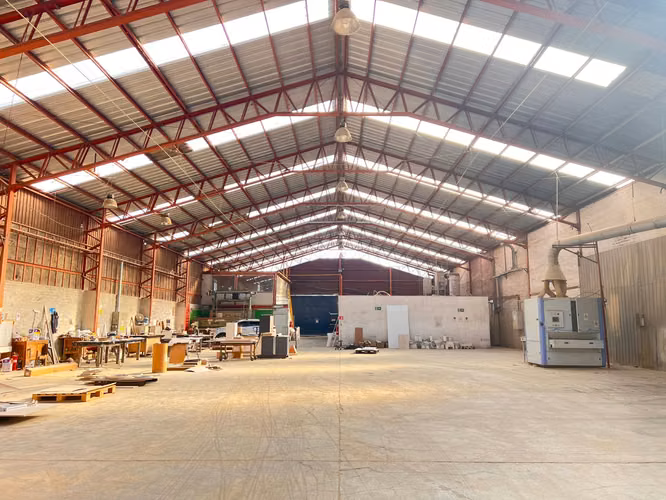 BODEGA CON AMPLIAS OFICINAS DE 1600 M2 SAN BERNARDO