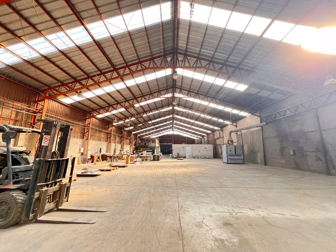 BODEGA CON AMPLIAS OFICINAS DE 1600 M2 SAN BERNARDO
