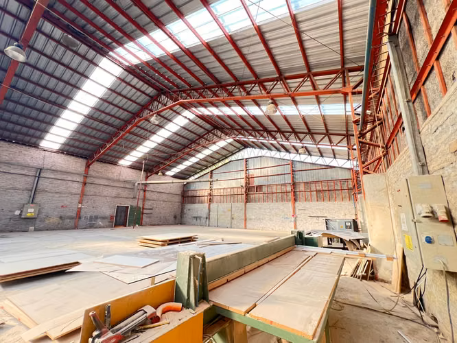 BODEGA CON AMPLIAS OFICINAS DE 1600 M2 SAN BERNARDO