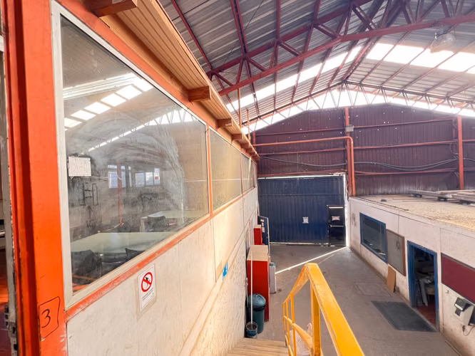 BODEGA CON AMPLIAS OFICINAS DE 1600 M2 SAN BERNARDO