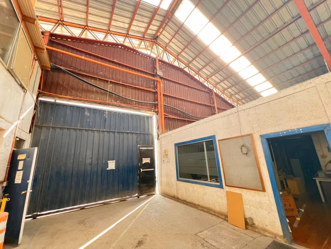 BODEGA CON AMPLIAS OFICINAS DE 1600 M2 SAN BERNARDO