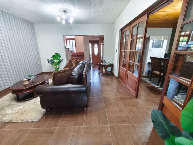 Amplia casa con uso comercial (161070)