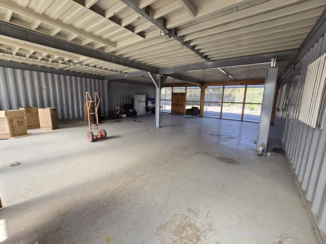 CALERA DE TAGO: PROPIEDAD 5.000 M2, CON PATIO ASFALTADO, 300 M2 OFIC. Y CASA CUIDADOR
