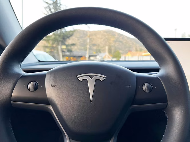 TESLA MODEL Y STANDART RANGE  2025