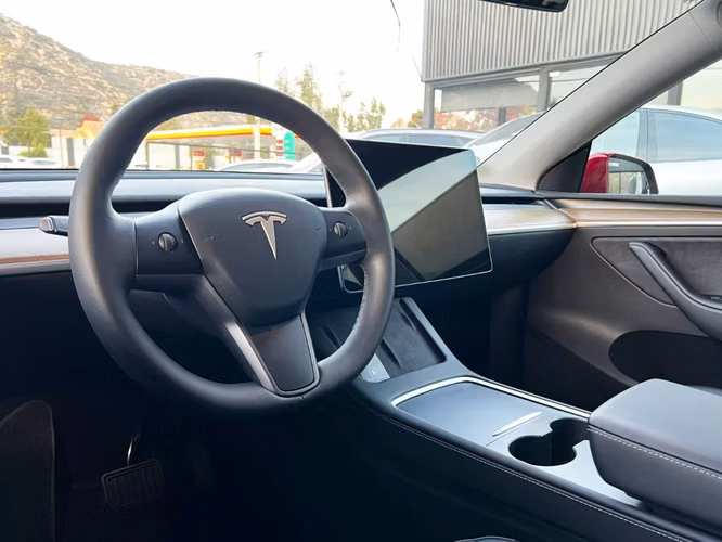 TESLA MODEL Y STANDART RANGE  2025