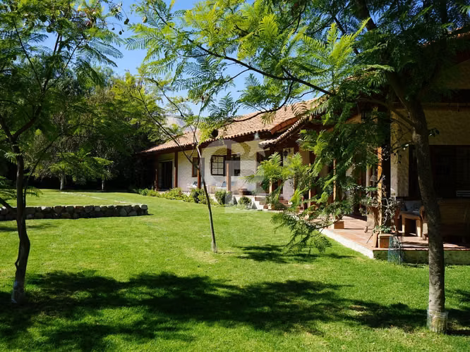 Encanto y Calidez | Jardín y Quincho en Exclusivo Cond.