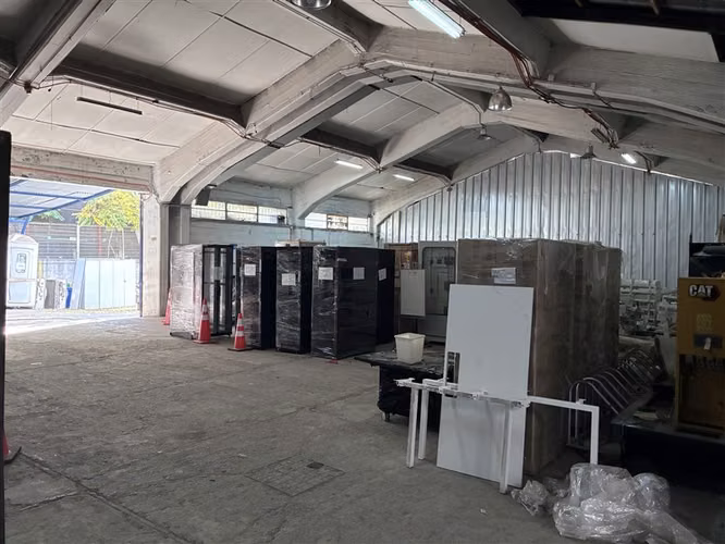 Amplio recinto de bodega con oficinas en sector de Ñuñoa