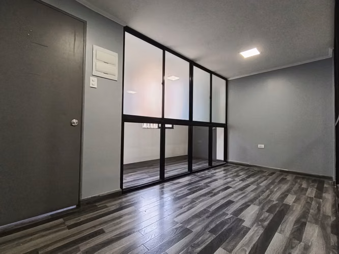 OFICINA AMPLIA ARRIENDO A PASOS PLAZA PRAT - Imagen 4