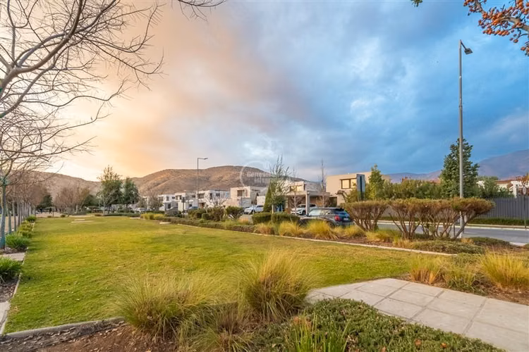 Casa en venta 4D/4B/3E Chicureo Colegio San Anselmo