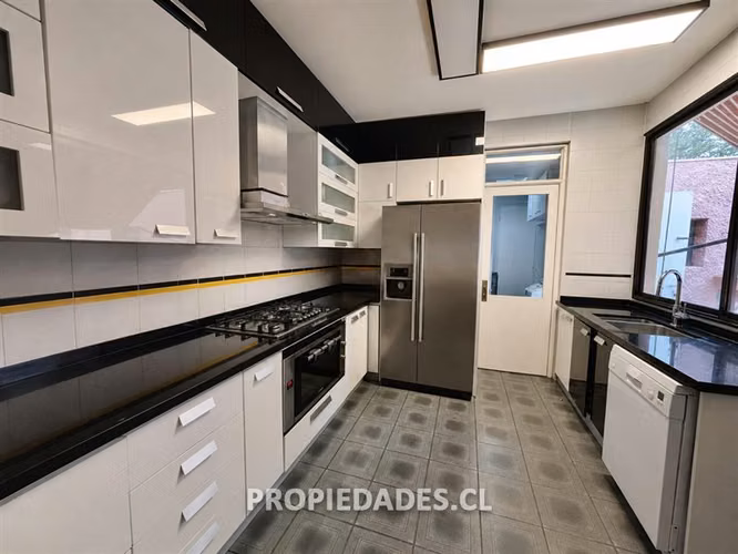 Casa en venta de 5 dorm. en Lo Barnechea