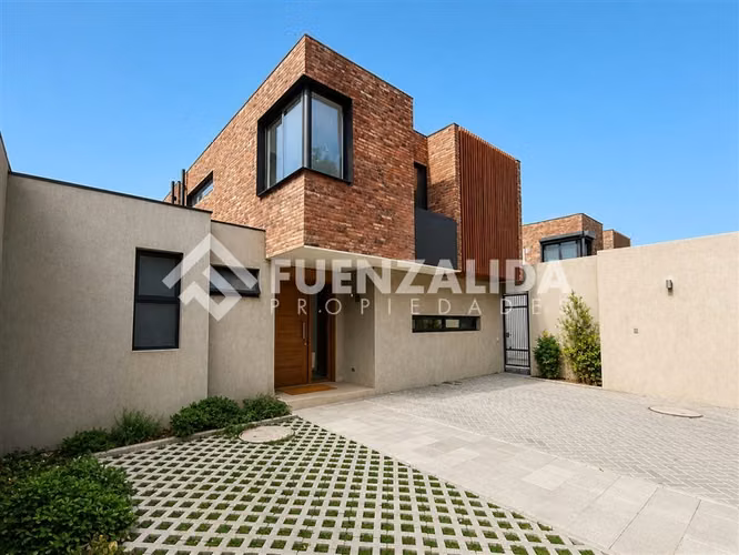 Casa en venta, SIN COMISIÓN en exclusivo condominio.