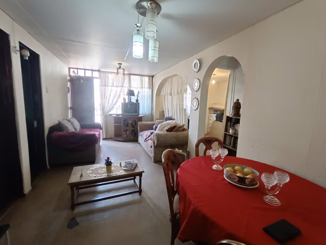 CASA SÓLIDA DE 5 DORMITORIOS PARA REMODELAR LAS CONDES - Imagen 1