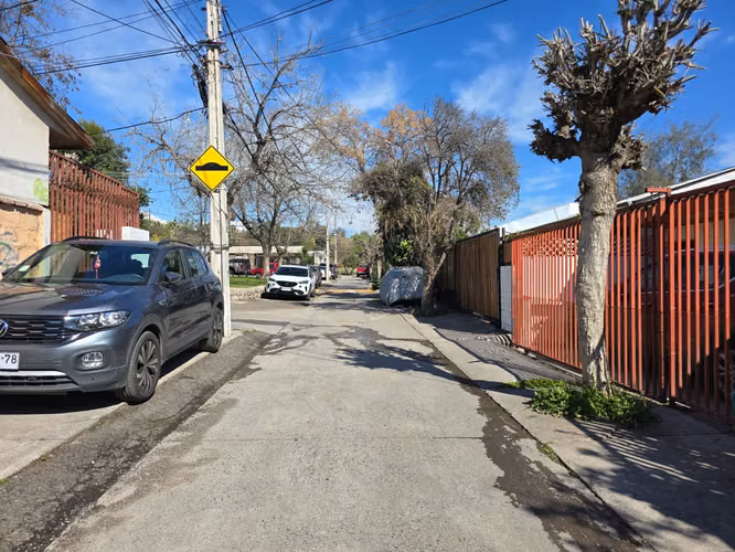 CASA SÓLIDA DE 5 DORMITORIOS PARA REMODELAR LAS CONDES - Imagen 2