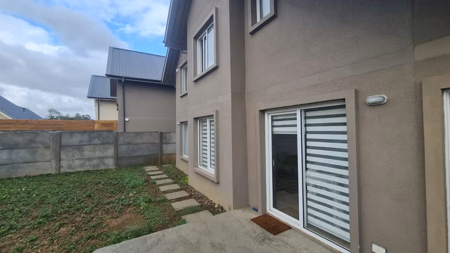 SE ARRIENDA CASA DE TRES DORMITORIOS EN CONDOMINIO - Imagen 1