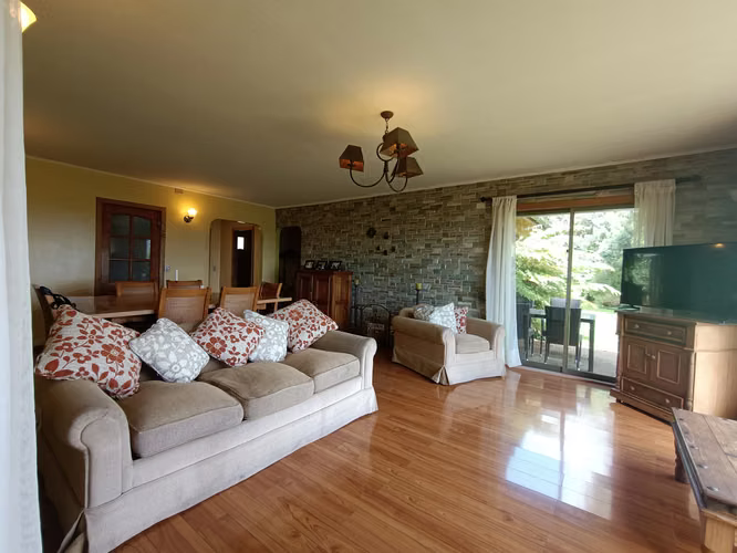 CASA CON VISTA AL LAGO 4 DORMITORIOS - Imagen 4