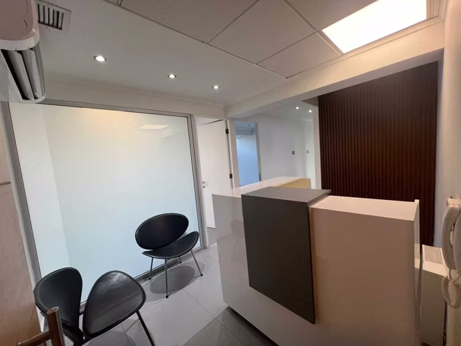 Excelente Oficina 2 boxes en Las Condes 30m2 (162001) - Imagen 2