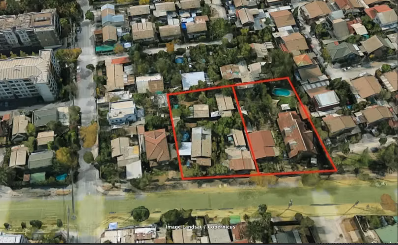 W. Martínez /G. Alderete: 2 Sitios Urbanos: Aprox. 2.700 M2