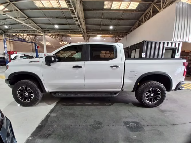 Chevrolet Silverado 6.2 ZR2 4X4 AT 4P 2023 - Imagen 9