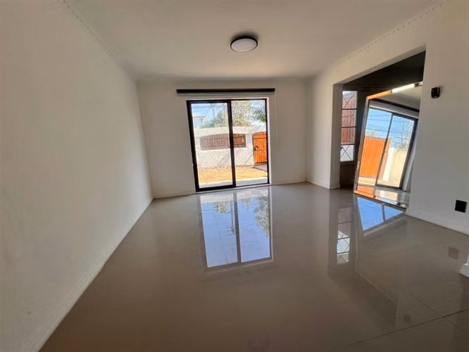 Casa en venta de 3 dorm 2 baños. en La Cisterna