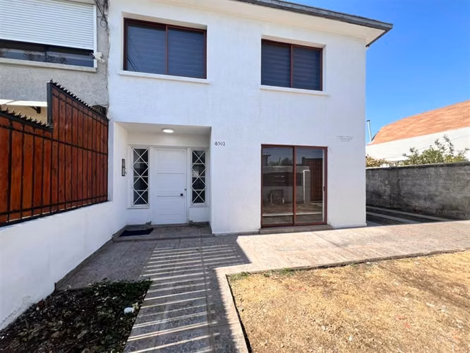 Casa en venta de 3 dorm 2 baños. en La Cisterna