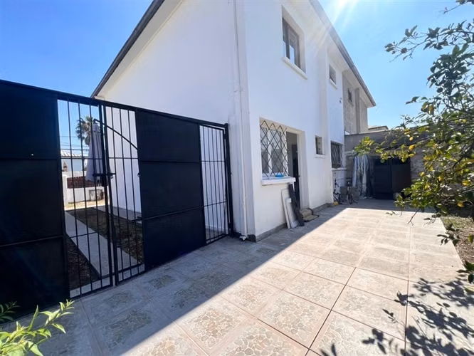Casa en venta de 3 dorm 2 baños. en La Cisterna