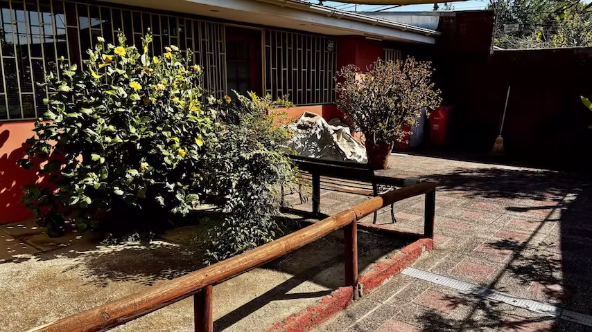 En venta propiedad comercial, La Cisterna, incluye oficinas, taller, bodegas