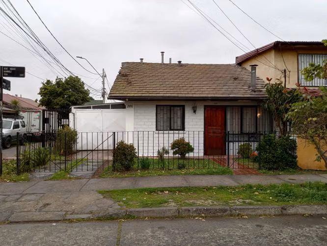 VENTA DE CASA, BUEN PATIO, BARRIO TRANQUILO Y FAMILIAR