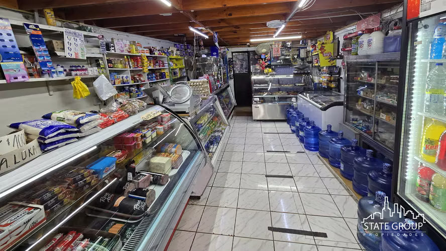 VENTA CASA CON LOCAL COMERCIAL 4HAB 3BA MAIPÚ