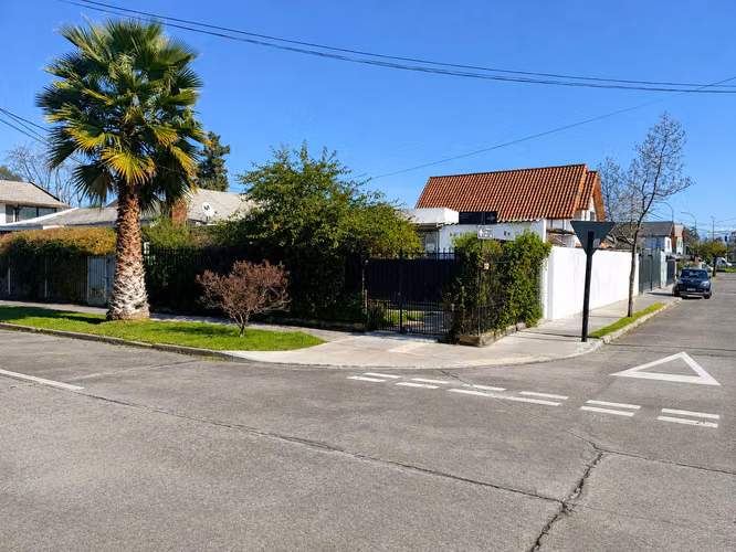 SE VENDE CASA ESQUINA CON GRAN TERRENO