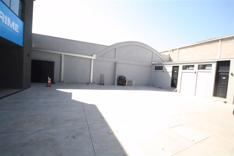 Bodega con area de maniobra para estacionamientos y oficinas