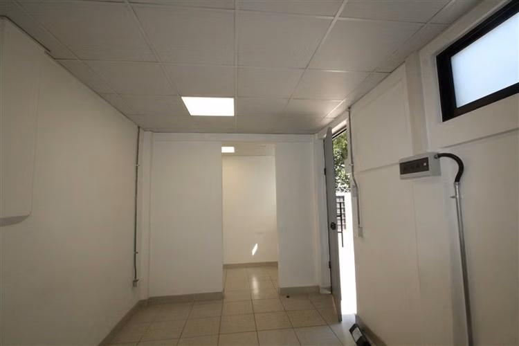 Bodega con area de maniobra para estacionamientos y oficinas