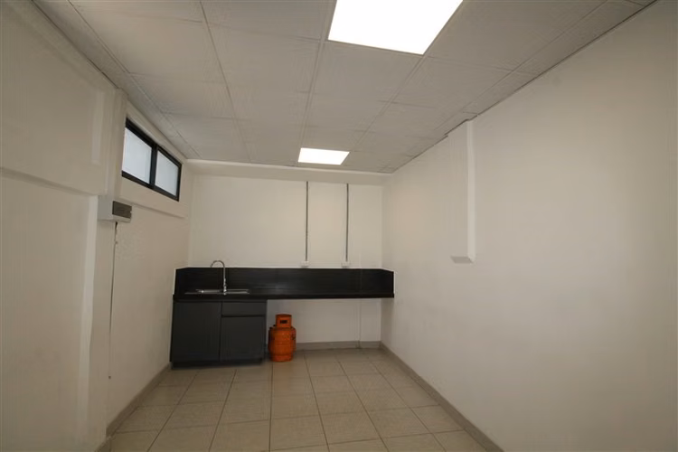Bodega con area de maniobra para estacionamientos y oficinas
