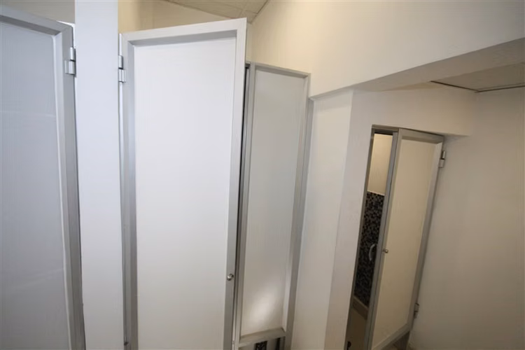 Bodega con area de maniobra para estacionamientos y oficinas