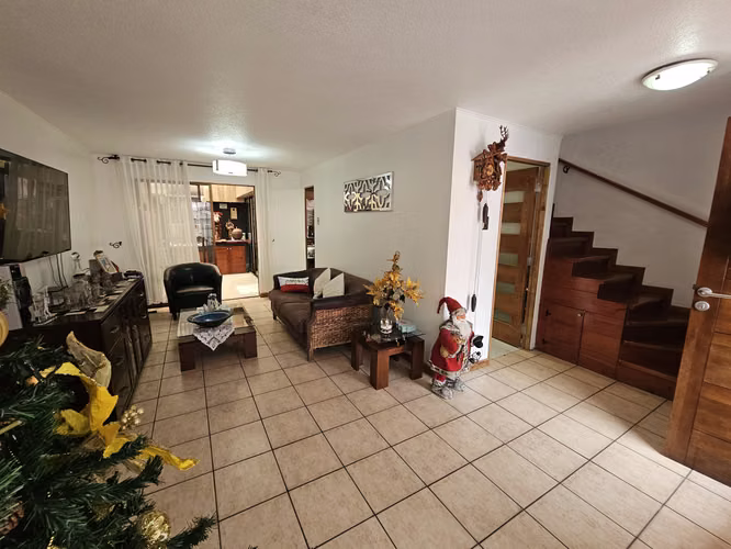 Acogedora casa en Venta en condominio cerrado