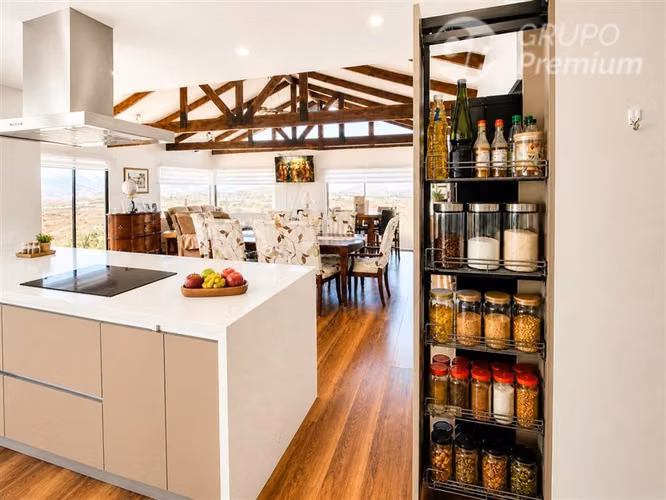 VENDO PARCELA CON MODERNA CASA, AMPLIOS ESPACIOS, TAMBILLLOS - Imagen 9