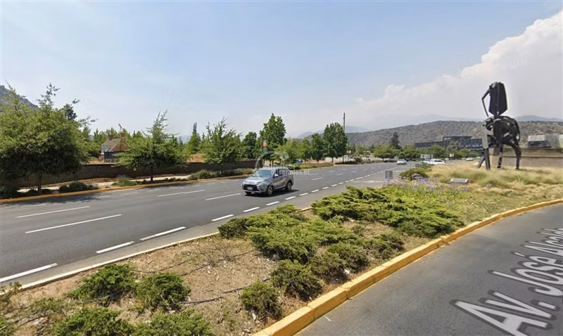 Sitio de 1.103M2 en arriendo en La Dehesa