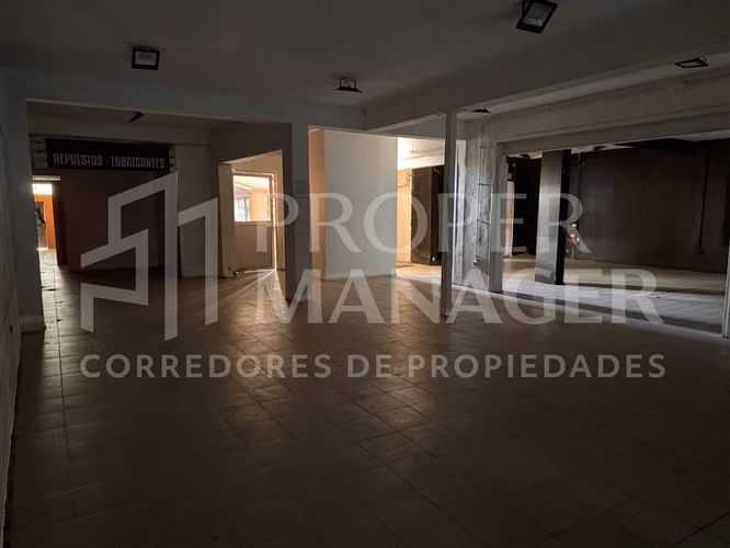 Local Comercial 400 m en 2 Niveles con Patio 500 m