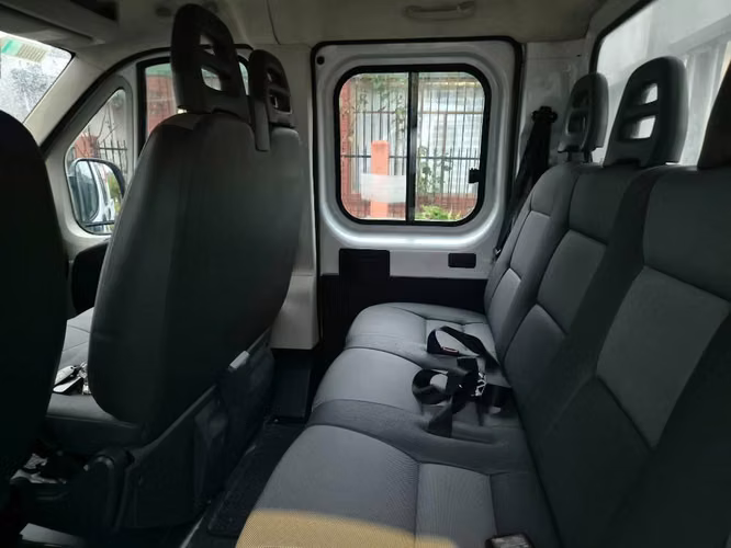 Peugeot boxer doble cabina año 2023 full - Imagen 4