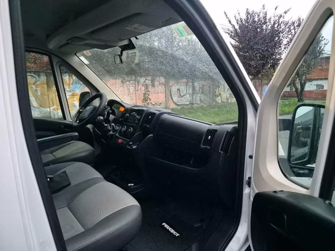 Peugeot boxer doble cabina año 2023 full - Imagen 5