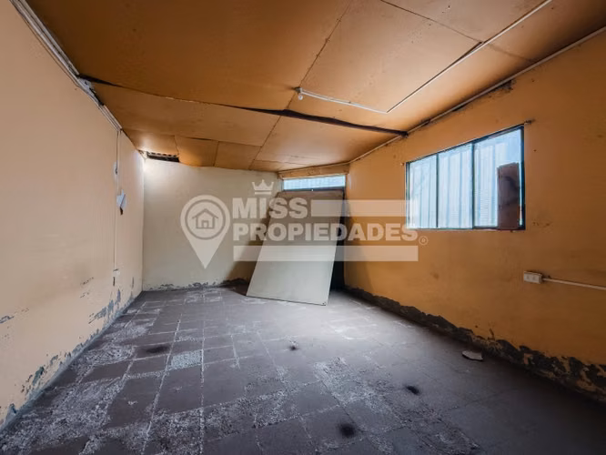 VENDE CASA CON LOCAL COMERCIAL