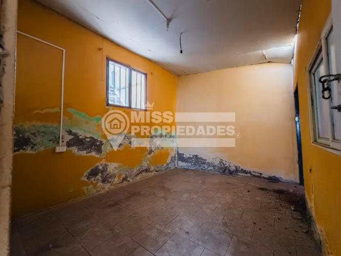 VENDE CASA CON LOCAL COMERCIAL