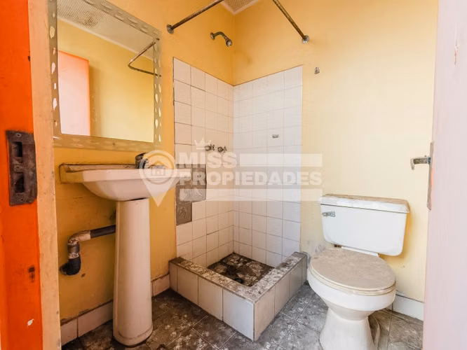 VENDE CASA CON LOCAL COMERCIAL