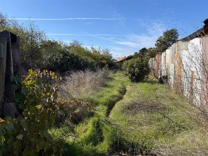 Se vende sitio urbano 1.020 m2 con 5 construcciones en Talca