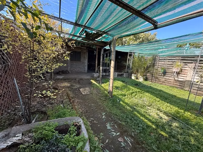 Se vende sitio urbano 1.020 m2 con 5 construcciones en Talca