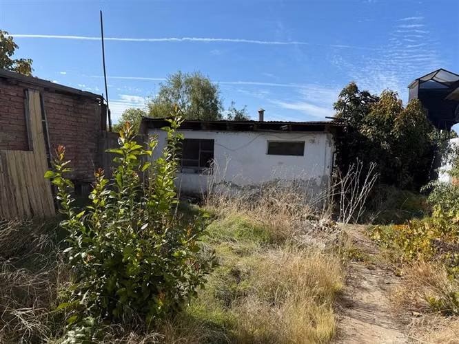 Se vende sitio urbano 1.020 m2 con 5 construcciones en Talca