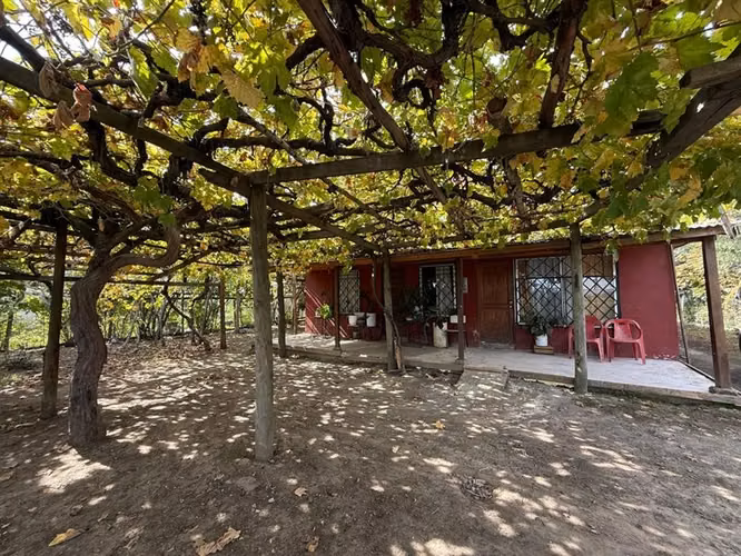 Se vende parcela con 2 casas independientes en Pelarco