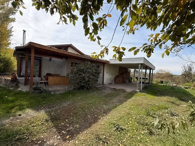 Se vende parcela con 2 casas independientes en Pelarco